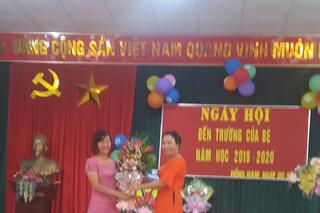 Hội cha mẹ học sinh tặng hoa chúc mừng